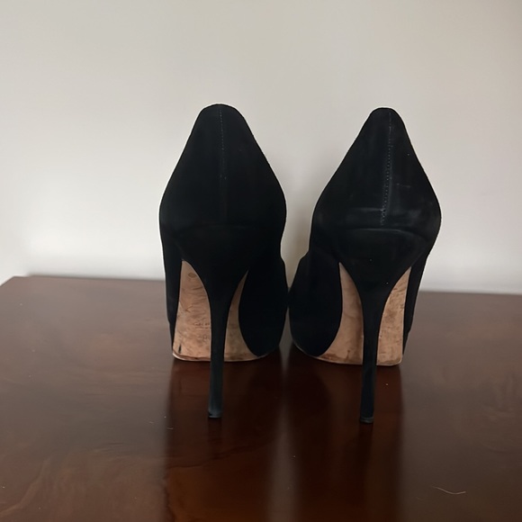 Gucci suede platform heels. Used condition. Size 40.5  5” heel 1” platform. - Picture 4 of 7